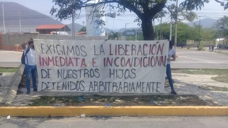 Familiares y amigos de las normalistas detenidas marcharon en Chiapas para exigir su liberación. Foto: Especial