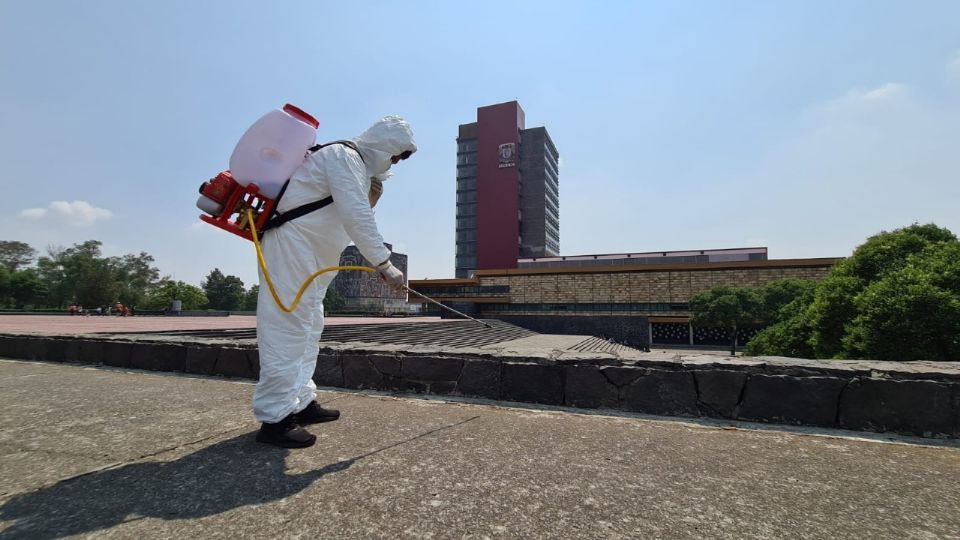 Recién graduados se tomaron fotos, de ahí que sanitizaran. Foto: Guillermo O'Gam