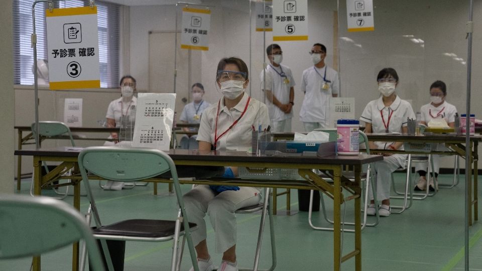 LISTOS. Japón abrió ayer sus primeros vacunódromos contra el coronavirus. Foto: AFP