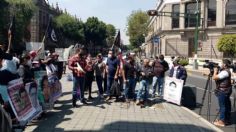 Con plantón familiares de los 43 de de Ayotzinapa piden libertad de estudiantes de Mactumactzá