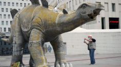 ¡Muere en un DINOSAURIO! Hallan el cuerpo de un hombre dentro de estatua