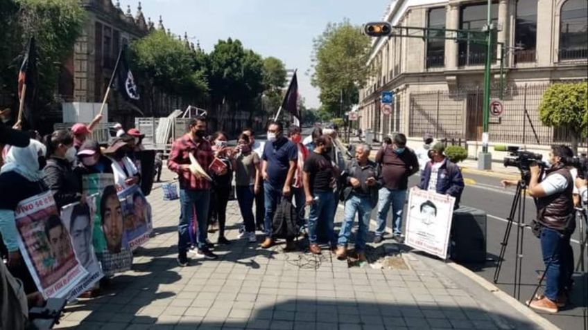 Con plantón familiares de los 43 de de Ayotzinapa piden libertad de estudiantes de Mactumactzá