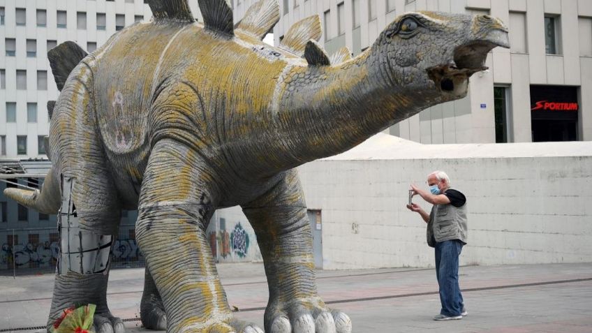 ¡Muere en un DINOSAURIO! Hallan el cuerpo de un hombre dentro de estatua