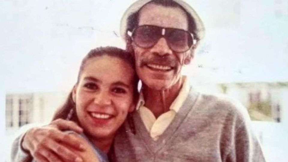 Ramón Valdés murió un 9 de agosto de 1988; en la imagen aparece junto a su hija Carmen. FOTO: @carmenvaldesjul