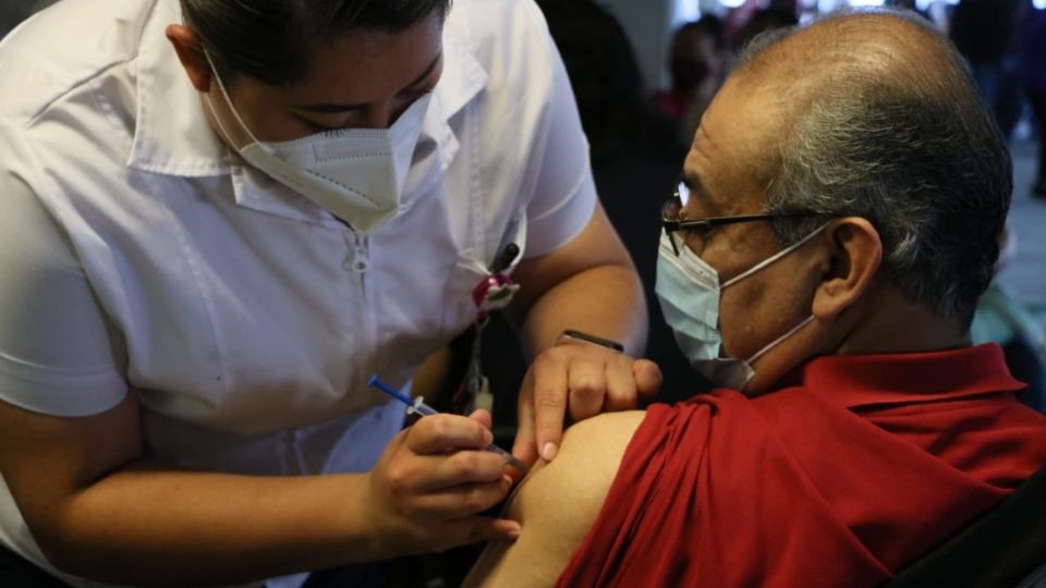 Las personas de 50 a 59 años de edad y las embarazadas ya pueden recibir su vacuna en siete alcaldías de la CDMX. Foto: Especial