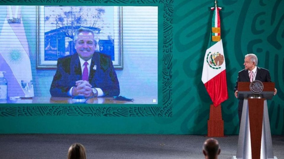 Los mandatarios de México y Argentina, ayer en videoconferencia. Foto: AFP