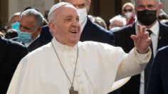 Papa Francisco besa tatuaje de mujer que sobrevivió al Holocausto | FOTO