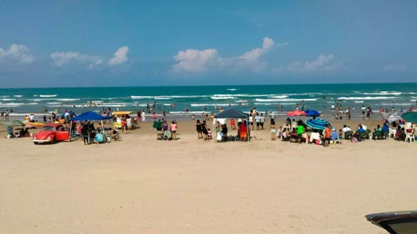 Pese a COVID-19, turistas festejan Navidad en la playa