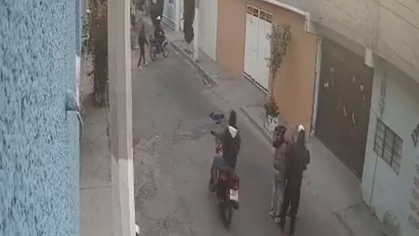 VIDEO VIRAL: Grupo de motociclistas asaltan a dos hombres y una mujer en calles de Chimalhuacán