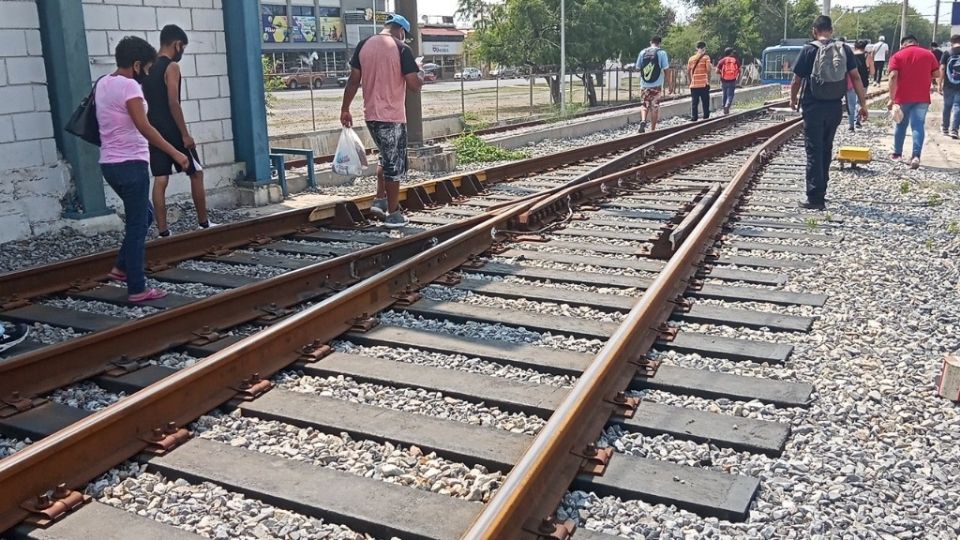 Los usuarios tuvieron que andar hasta la estación. Foto: Especial