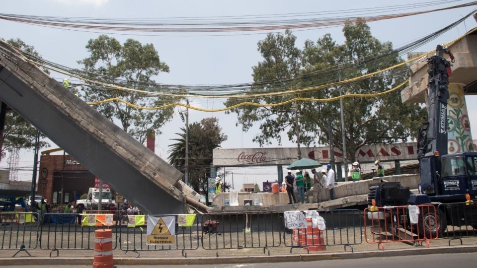 La jefa de gobierno Claudia Sheinbaum informó ayer que los peritajes en el sitio concluyeron por lo que hoy se procedería a retirar la trabe. FOTO: CUARTOSCURO