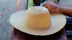 Artesanos venden sombreros en redes sociales para sobrevivir a la pandemia