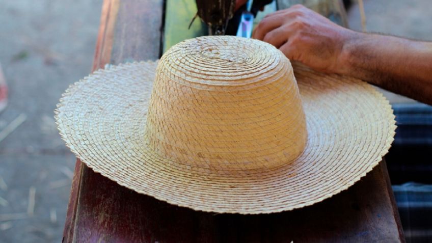 Artesanos venden sombreros en redes sociales para sobrevivir a la pandemia