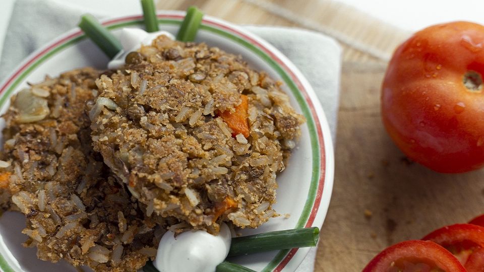 El 28 de mayo se celebra el Día Mundial de la Hamburguesa y tenemos esta receta vegana hecha con arroz y lentejas. Foto: Million Dollar Vegan