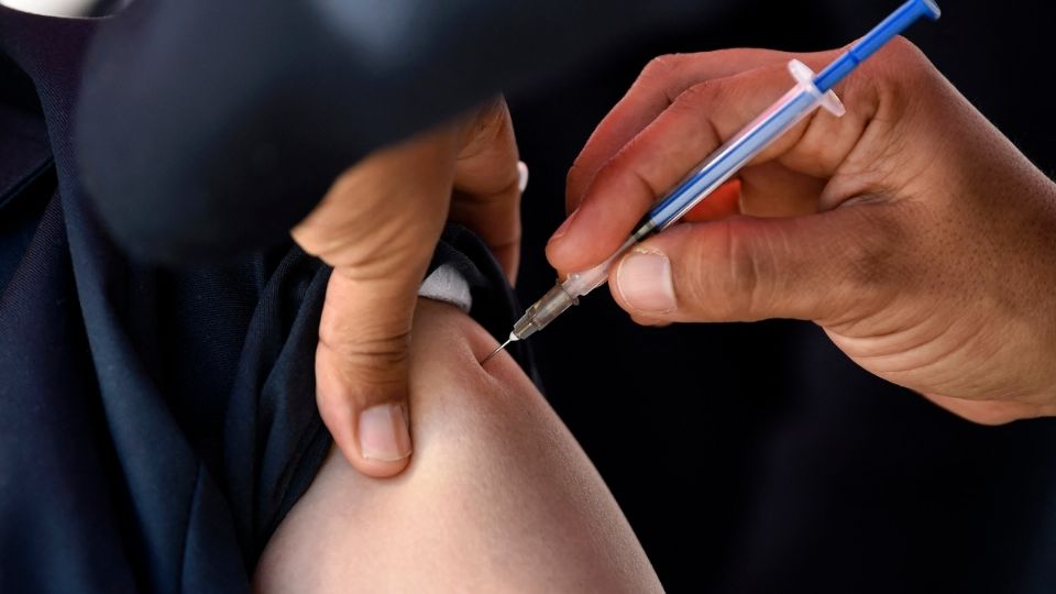 La joven pensó que se trataba de una broma, pero recibió un millón de dólares por aplicarse la vacuna anticovid. Foto: AFP