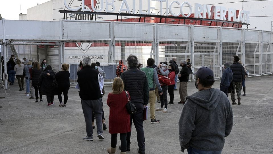 El estadio Monumental del River Plate se ha convertido en un centro de vacunación. Argentina enfrenta un repunte. Foto: AFP
