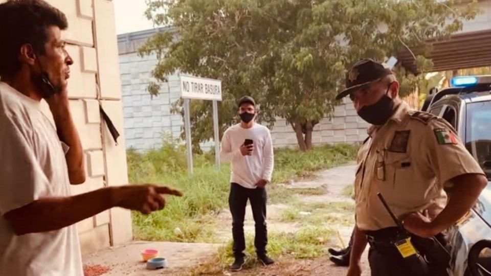 Los agentes desalojaron al rescatista que estaba debajo de un puente Foto: Especial