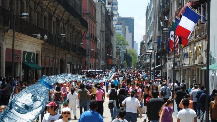 ¡Ten cuidado! Así es como roban en la CDMX usando una simple botella de agua: VIDEO