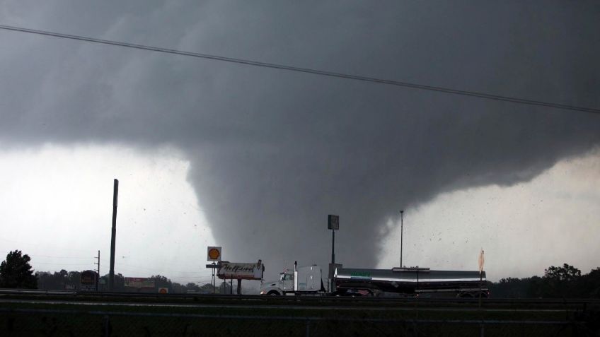 ¡No salgan! Dos tormentas de GRANIZO y tornados amenazan con AZOTAR estos estados de EU