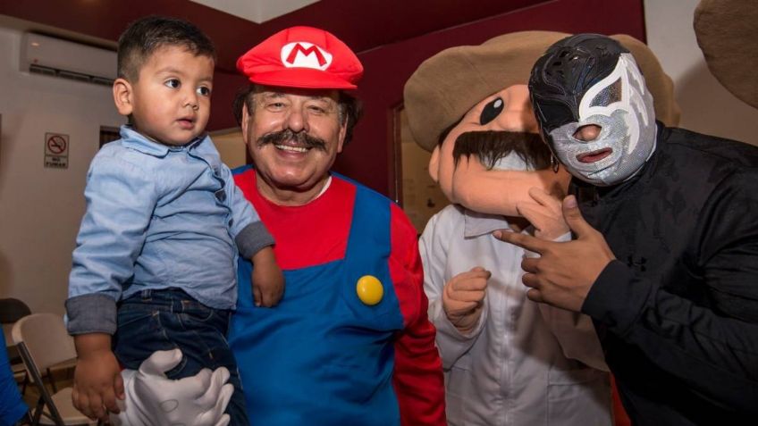 Candidato se transforma en Mario Bros y hace campaña en go karts: VIDEO