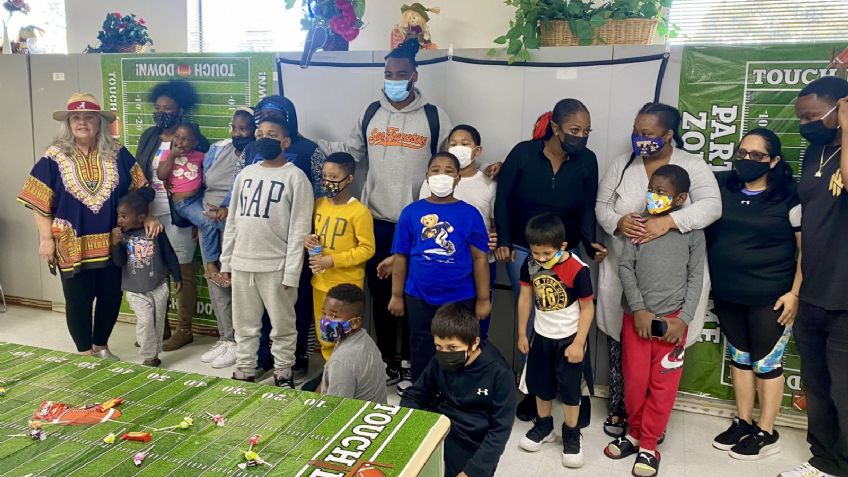 Humildad solidaria: Najee Harris llevó un banquete al albergue de su infancia