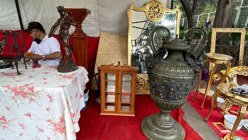 Venden jarrón de bronce en un tianguis, es una pieza histórica