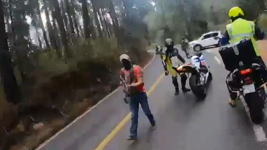 VIDEO VIRAL: Captan asalto a motociclistas en retén sobre carretera del Estado de México