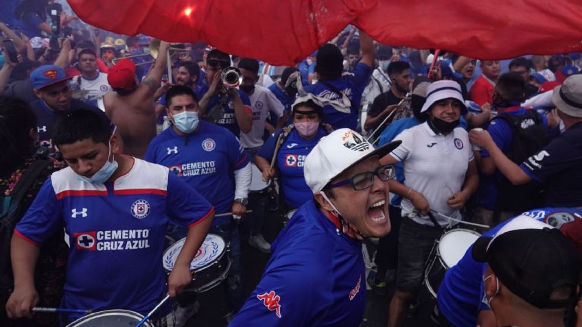 Cruz Azul campeón: Así festejan los aficionados en el Ángel pese a pandemia | VIDEOS