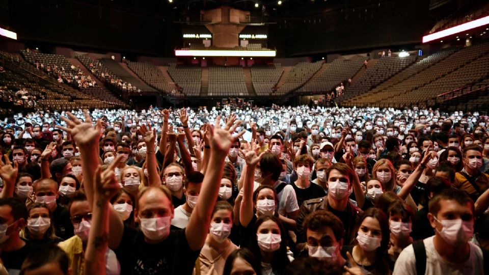 Parisinos asistieron ayer a un concierto experimental masivo. Foto: AFP