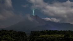 ¡Asombroso! Cae meteoro justo sobre un volcán activo en Indonesia: VIDEO VIRAL