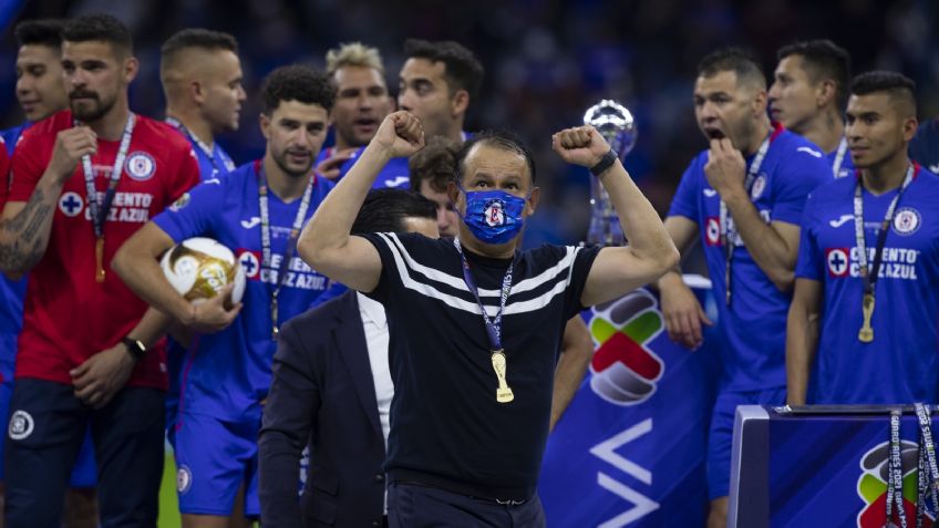 ¡Cumplió! Técnico de Cruz Azul regala su medalla de campeón a una persona especial