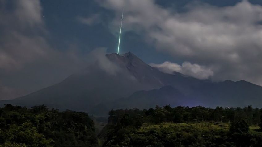 ¡Asombroso! Cae meteoro justo sobre un volcán activo en Indonesia: VIDEO VIRAL