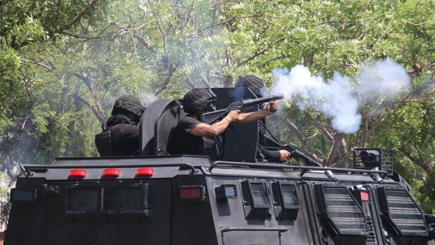 Policías y normalistas se enfrentan en Chiapas