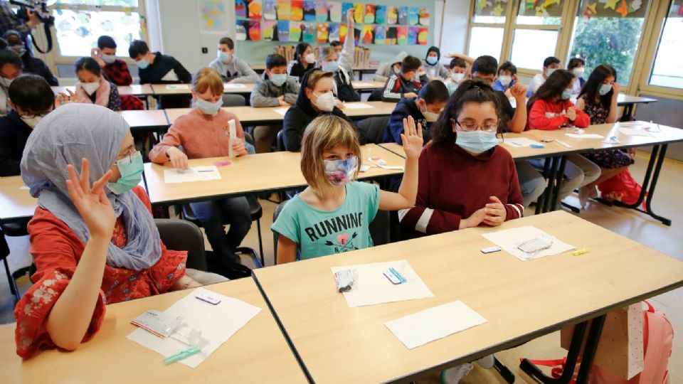 Estudiantes de primaria realizaron pruebas rápidas de COVID-19. Foto: Reuters