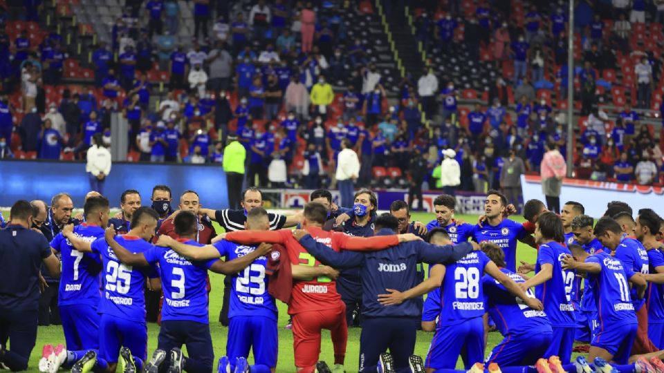 Los jugadores y el cuerpo técnico celeste celebraron abrazados el ansiado título de la Liga MX. Foto: Mexsport