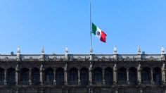 Tras accidente en la Línea 12 del Metro, izan bandera a media asta en el Zócalo