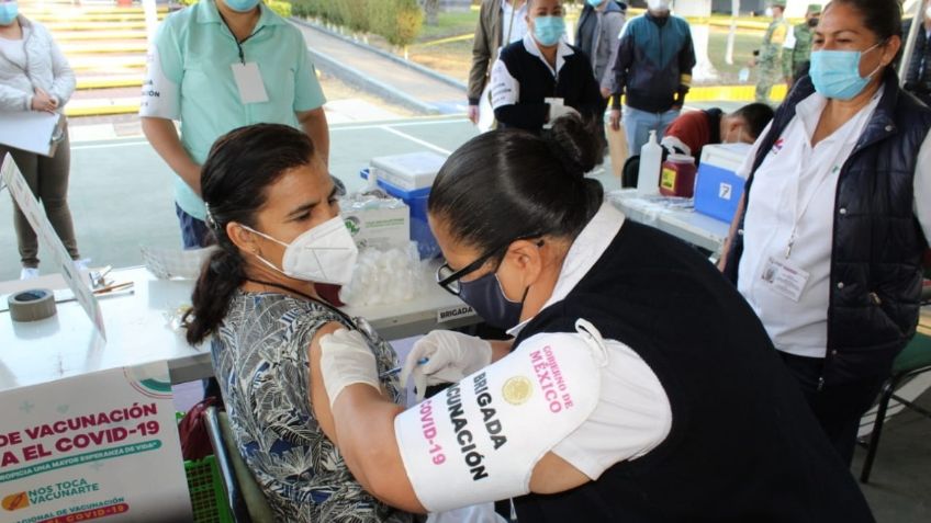 Vacunación de maestros inició en Michoacán