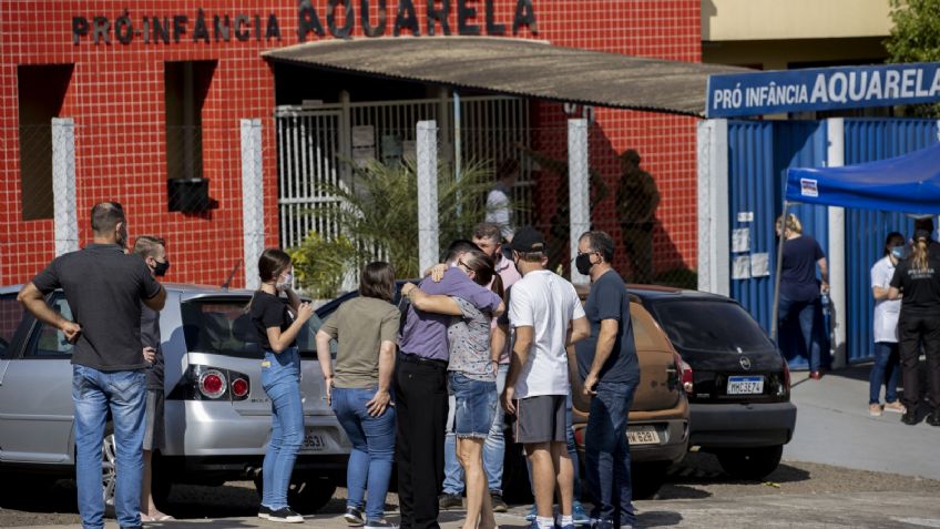 Joven MATA con un cuchillo a tres BEBÉS en GUARDERÍA, luego se intenta suicidar