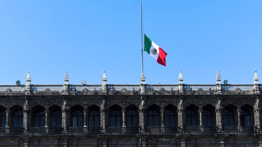 Tras accidente en la Línea 12 del Metro, izan bandera a media asta en el Zócalo