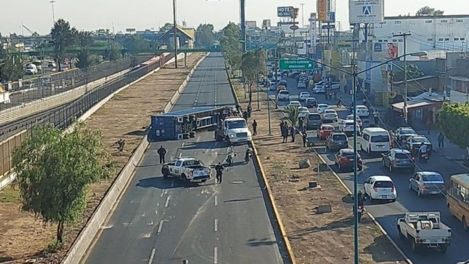 Por medio de redes sociales han sido difundidas imágenes del momento exacto del siniestro que ha generado largas filas de tráfico en la zona. FOTO: ESPECIAL