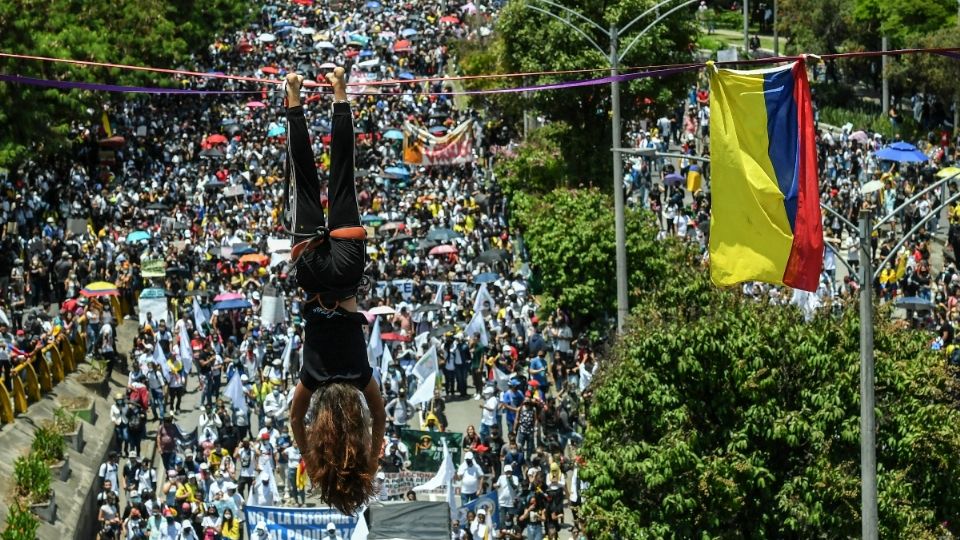 ENOJO. En distintos puntos, numerosos grupos se dieron cita para marchar en Medellín. Foto: AFP