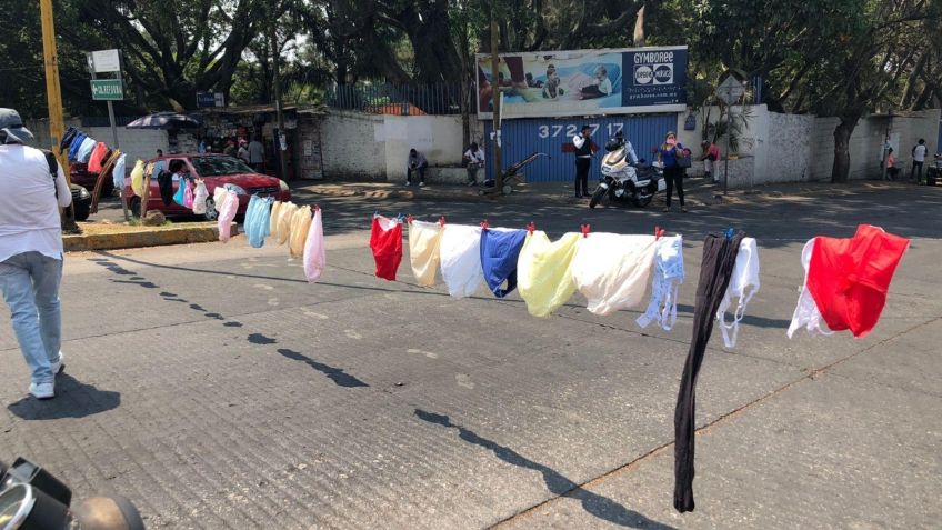 Por falta de agua, morelenses bloquean avenida con tendedero de calzones: FOTOS Y VIDEO