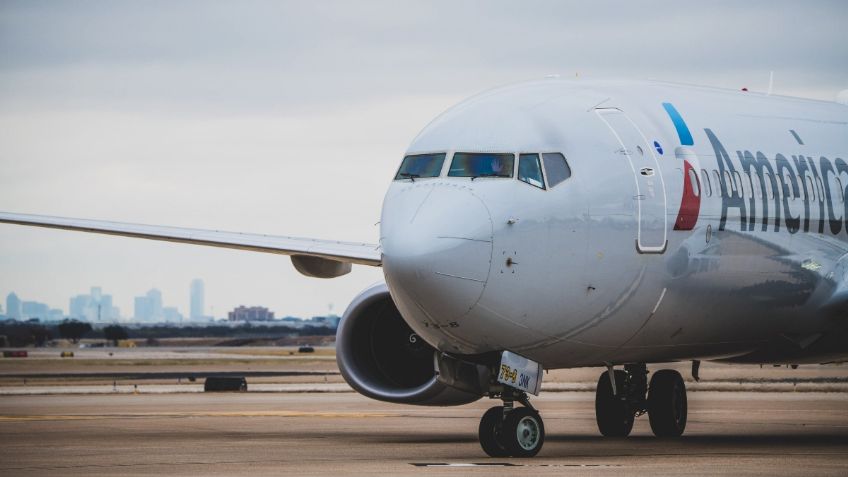 ¡Héroe sin capa! Piloto compra PIZZA para pasajeros de un vuelo que se RETRASÓ