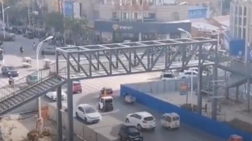 Madre compra puente peatonal para que su hijo vaya a la escuela: VIDEO