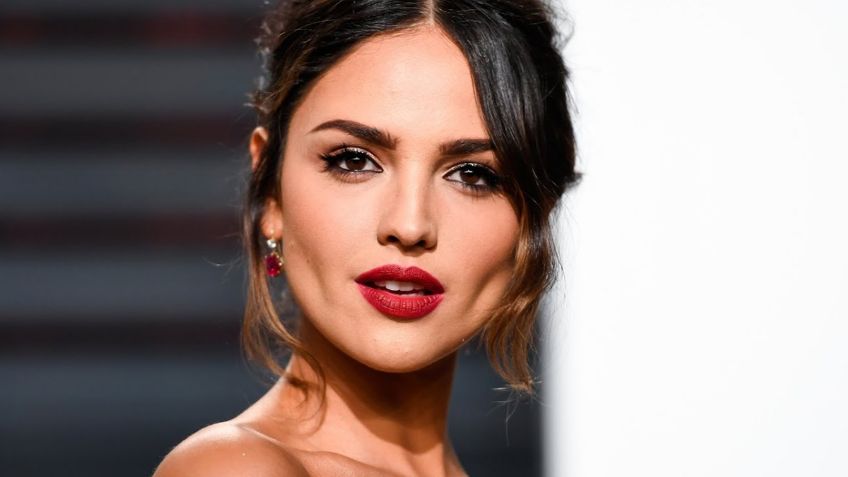 Desde Berlín, Eiza Gónzalez lanza ramo de flores a sus fans, ¡como en una boda!