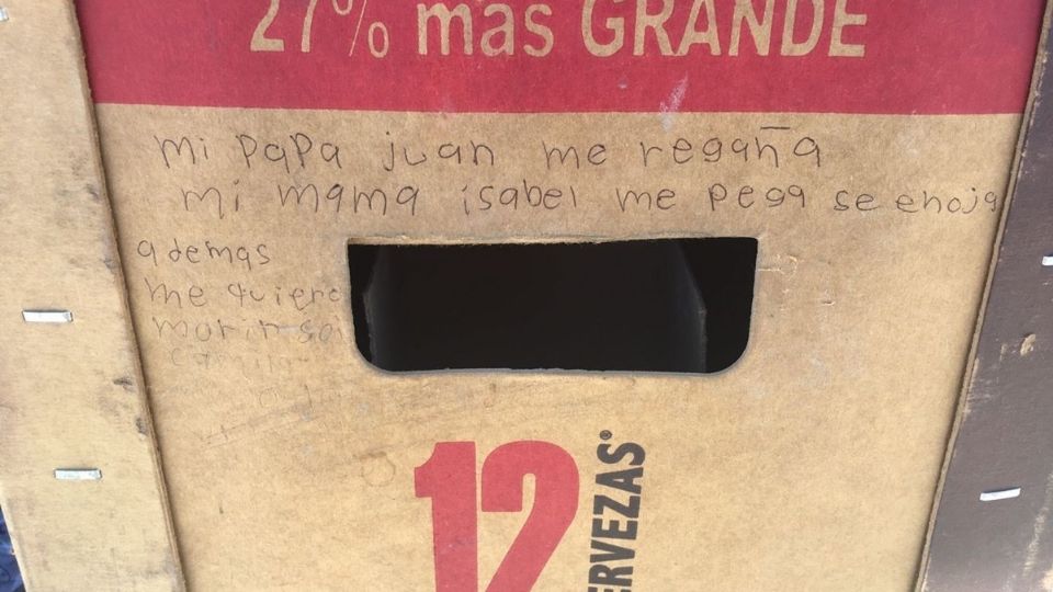 La menor escribió su mensaje en un empaque de cervezas. Foto: Especial