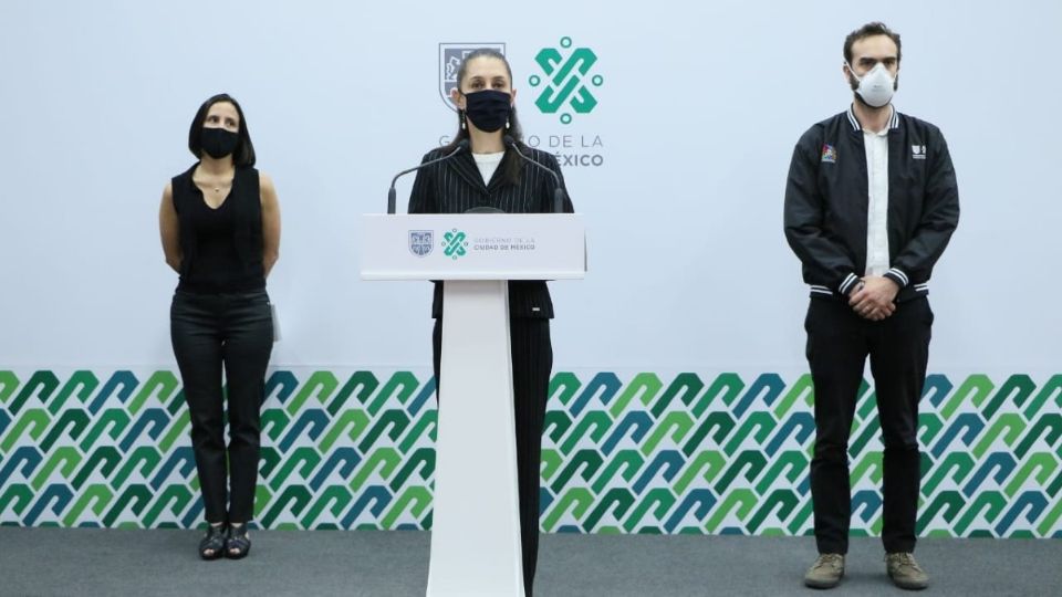 Durante la conferencia, la jefa de Gobierno estuvo acompañada de la titular de la Secretaría de Administración y Finanzas, Luz Elena González, y de la Semovi, Andrés Lajous. Foto: Especial