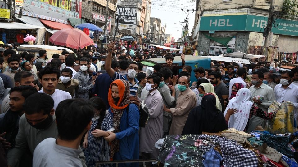 DESDE PAKISTÁN. La gente dejó la sana distancia, durante las compras por festival de EID AL-FITR. Foto: AFP