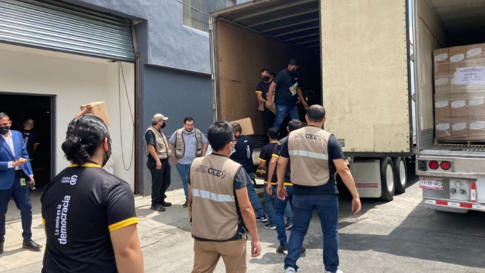 Los documentos arribaron en dos camiones de carga, que viajaban con las puertas selladas por seguridad. Foto: Especial