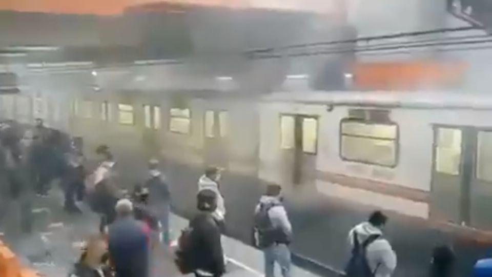 Usuarios reportaron humo en estación Pantitlán. Foto: Captura de pantalla.